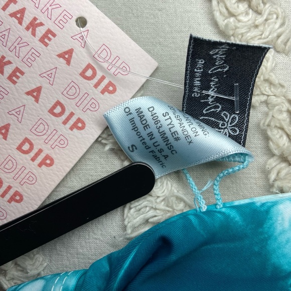 Dippin’ Daisy’s Blue Tie Die Bikini Top. Size Small. - Picture 3 of 3